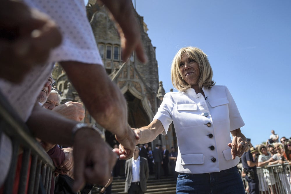 H Μπριζίτ Μακρόν αναλαμβάνει αμισθί ρόλο εκπροσώπου στη Γαλλία